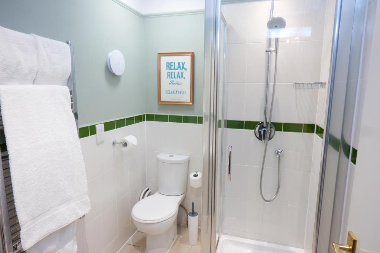 Embankment Hotel Bedford Bagian luar foto