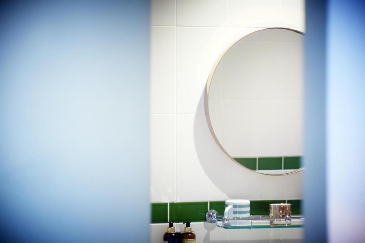Embankment Hotel Bedford Bagian luar foto