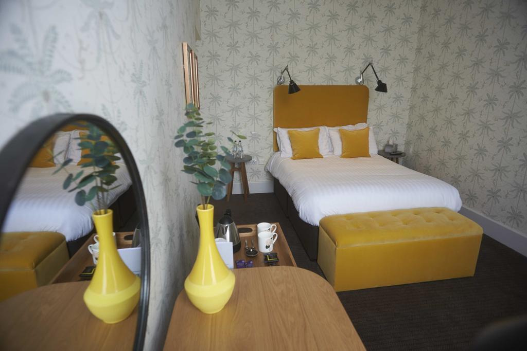 Embankment Hotel Bedford Bagian luar foto